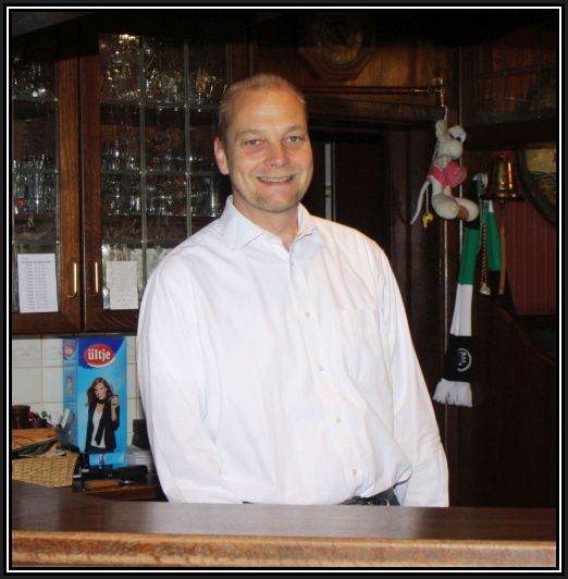Michael Hillmann, Inhaber des Restaurant Deutsches Haus, hinter der Theke